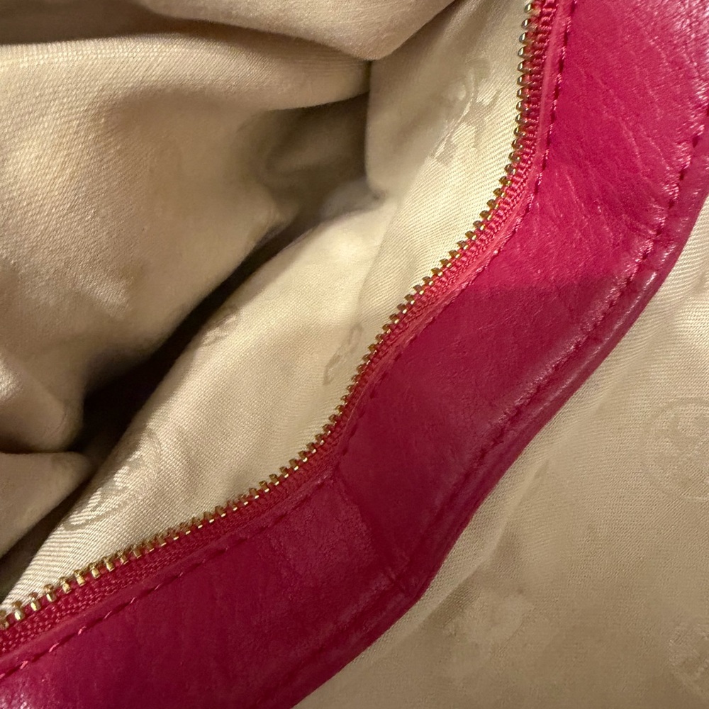Tory Burch Amanda Pebbled Leather Crossbody in Berry Pink with Gold Hardware - Picture 7 of 11